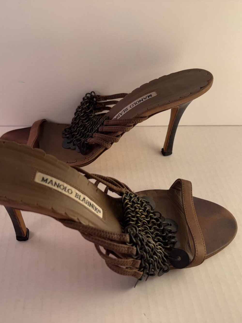 BROWN MANOLO BLAHNIK SUEDE SANDALS WITH METAL ACCENTS - Picture 4 of 8